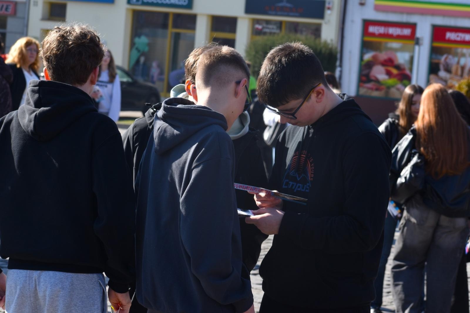 Zdjęcie w galerii na portalu naszwodzislaw.com: Pierwszy krok ku przyszłości. Powiatowe Targi Edukacyjne na wodzisławskim Rynku [FOTO] wiadomości z regionu