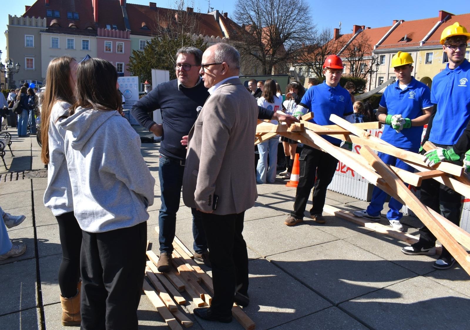 Zdjęcie w galerii na portalu naszwodzislaw.com: Pierwszy krok ku przyszłości. Powiatowe Targi Edukacyjne na wodzisławskim Rynku [FOTO] wiadomości z regionu