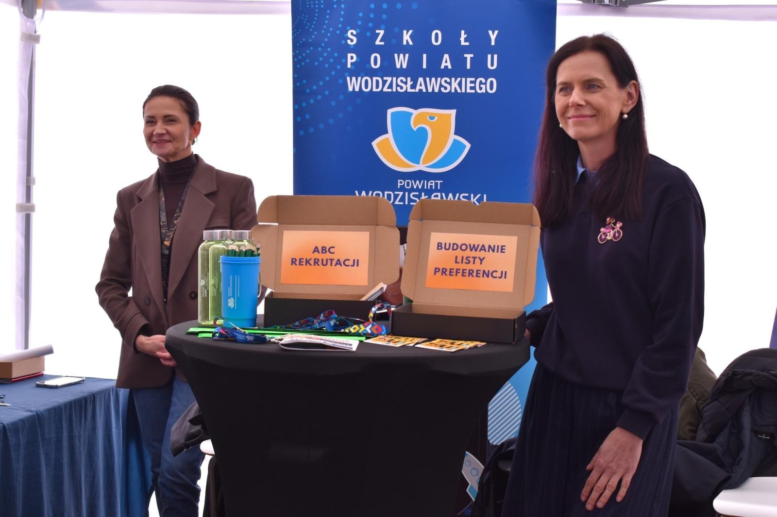 Zdjęcie w galerii na portalu naszwodzislaw.com: Pierwszy krok ku przyszłości. Powiatowe Targi Edukacyjne na wodzisławskim Rynku [FOTO] wiadomości z regionu