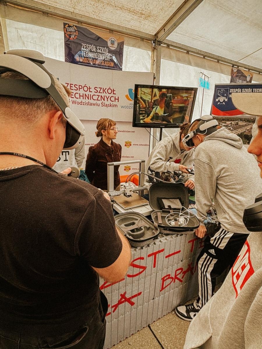 Zdjęcie w galerii na portalu naszwodzislaw.com: Pierwszy krok ku przyszłości. Powiatowe Targi Edukacyjne na wodzisławskim Rynku [FOTO] wiadomości z regionu