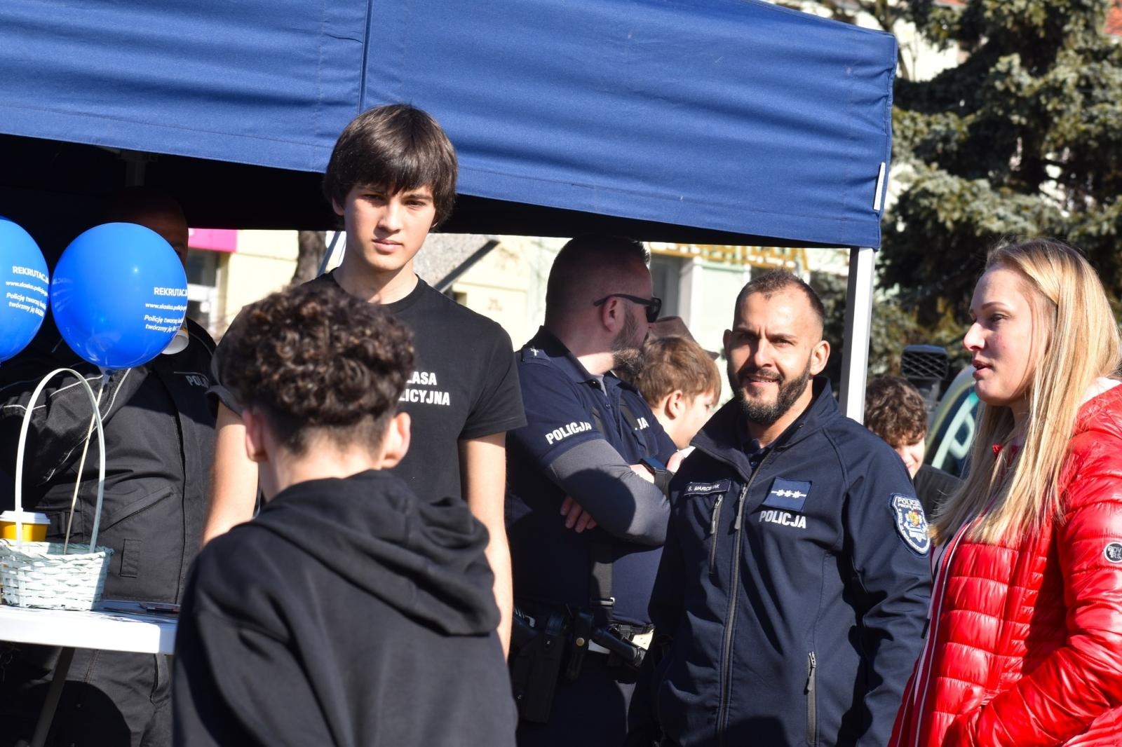 Zdjęcie w galerii na portalu naszwodzislaw.com: Pierwszy krok ku przyszłości. Powiatowe Targi Edukacyjne na wodzisławskim Rynku [FOTO] wiadomości z regionu