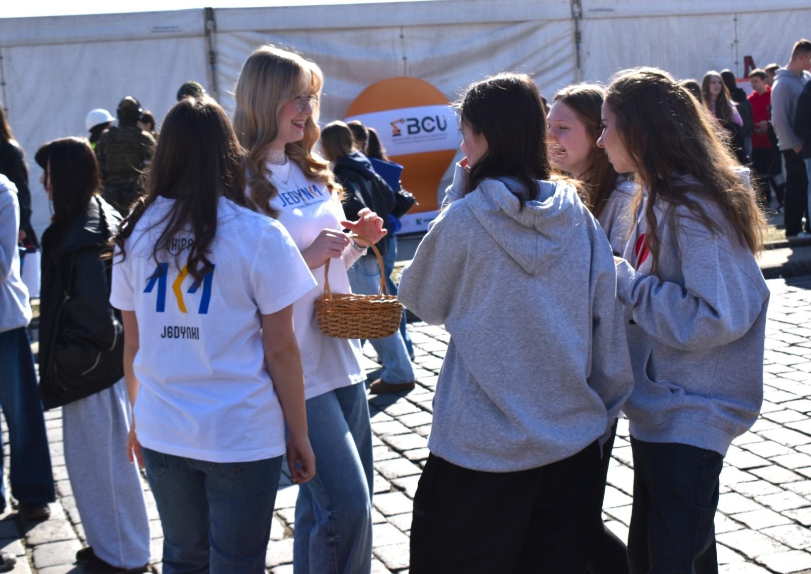 Zdjęcie w galerii na portalu naszwodzislaw.com: Pierwszy krok ku przyszłości. Powiatowe Targi Edukacyjne na wodzisławskim Rynku [FOTO] wiadomości z regionu