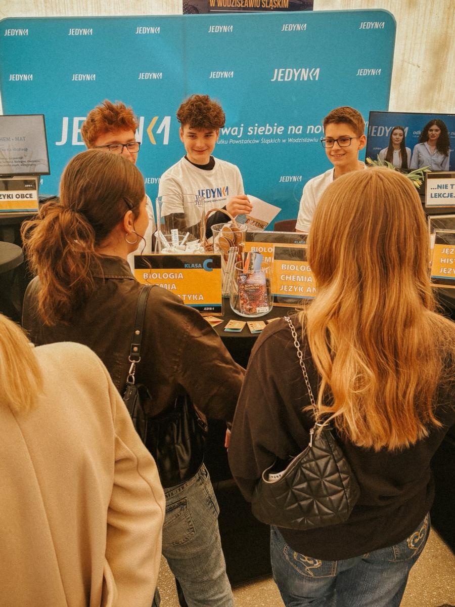 Zdjęcie w galerii na portalu naszwodzislaw.com: Pierwszy krok ku przyszłości. Powiatowe Targi Edukacyjne na wodzisławskim Rynku [FOTO] wiadomości z regionu