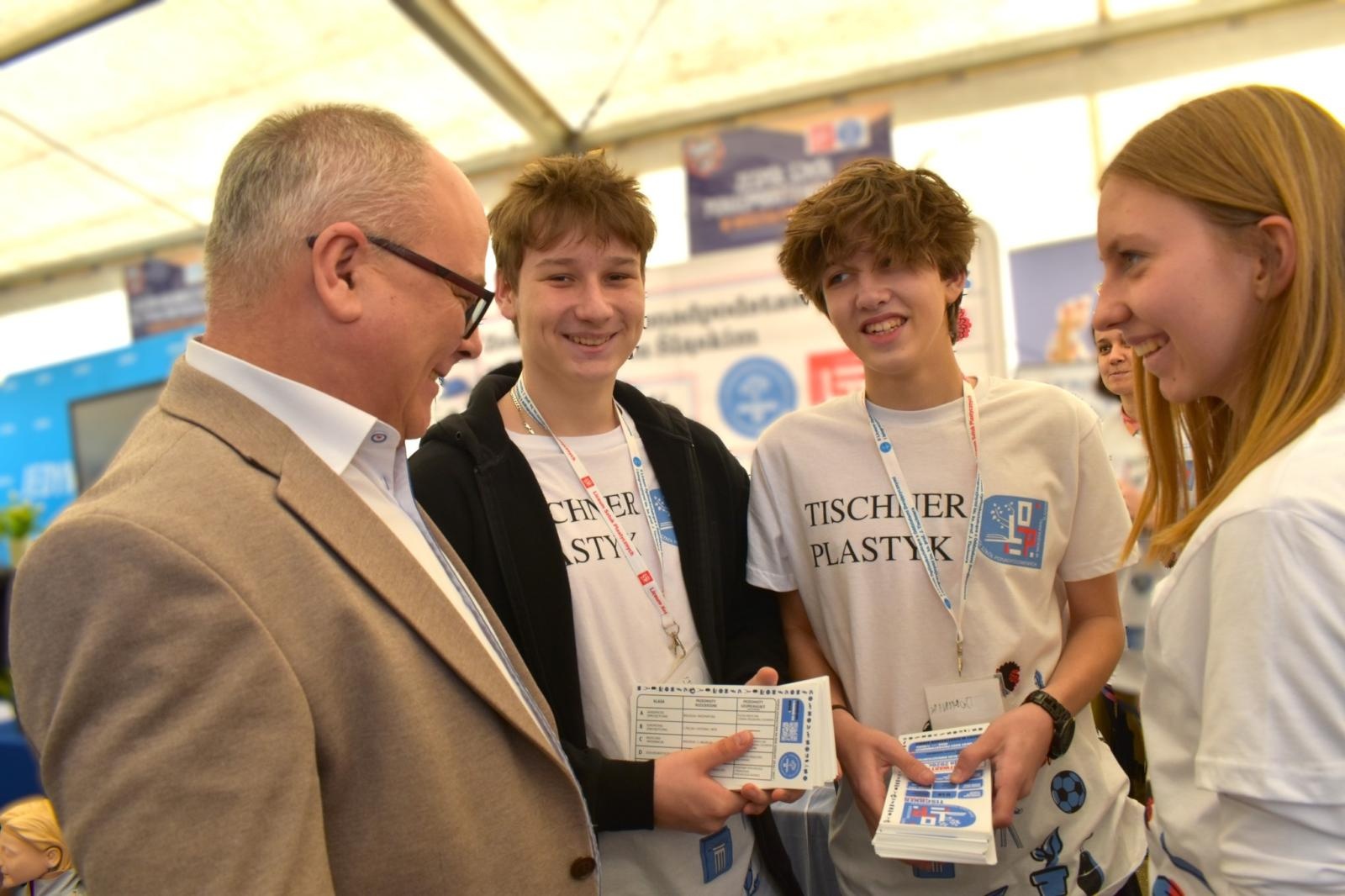 Zdjęcie w galerii na portalu naszwodzislaw.com: Pierwszy krok ku przyszłości. Powiatowe Targi Edukacyjne na wodzisławskim Rynku [FOTO] wiadomości z regionu