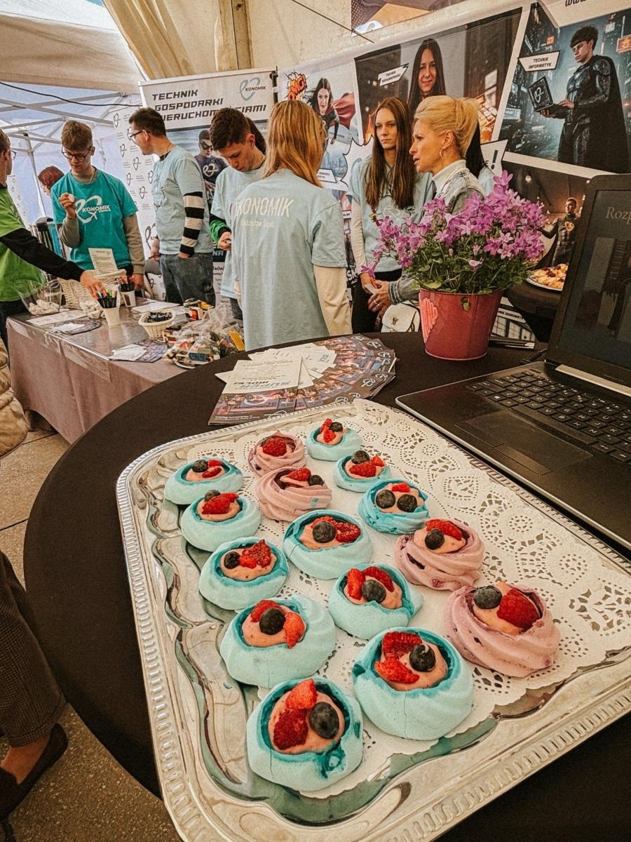 Zdjęcie w galerii na portalu naszwodzislaw.com: Pierwszy krok ku przyszłości. Powiatowe Targi Edukacyjne na wodzisławskim Rynku [FOTO] wiadomości z regionu
