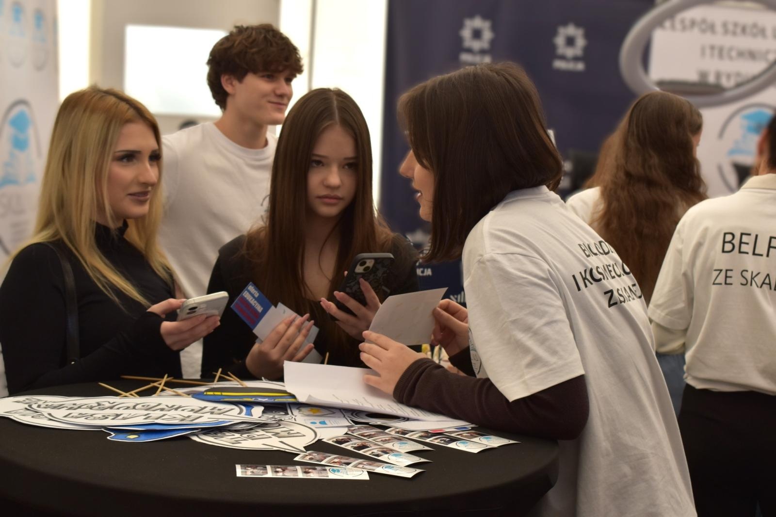 Zdjęcie w galerii na portalu naszwodzislaw.com: Pierwszy krok ku przyszłości. Powiatowe Targi Edukacyjne na wodzisławskim Rynku [FOTO] wiadomości z regionu