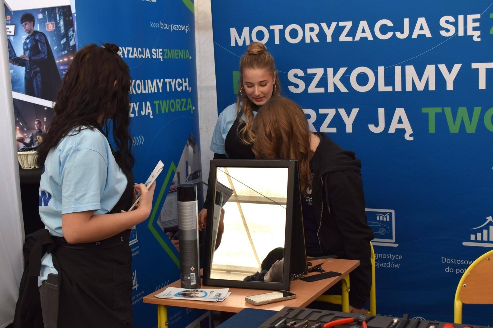 Zdjęcie w galerii na portalu naszwodzislaw.com: Pierwszy krok ku przyszłości. Powiatowe Targi Edukacyjne na wodzisławskim Rynku [FOTO] wiadomości z regionu