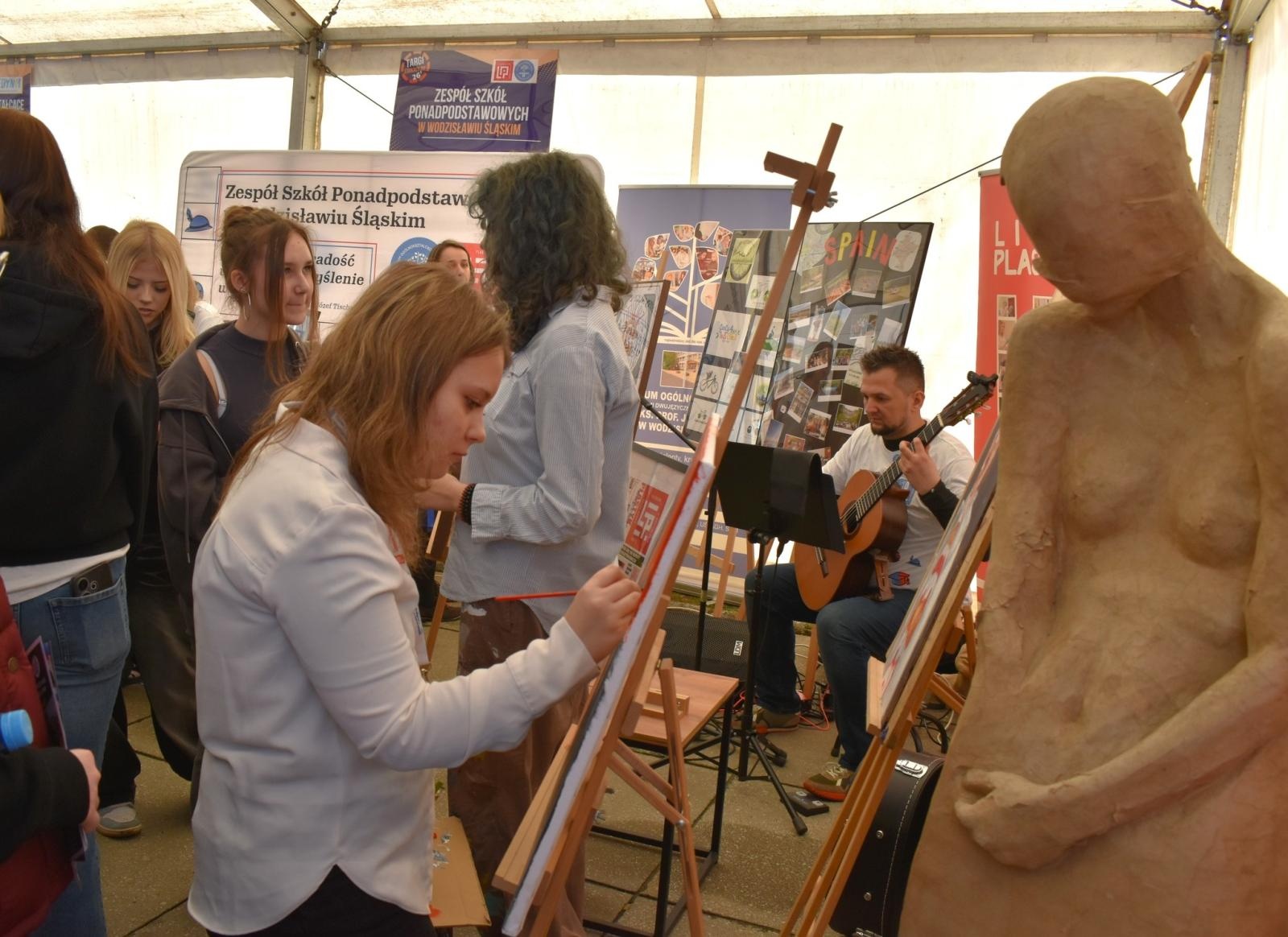 Zdjęcie w galerii na portalu naszwodzislaw.com: Pierwszy krok ku przyszłości. Powiatowe Targi Edukacyjne na wodzisławskim Rynku [FOTO] wiadomości z regionu