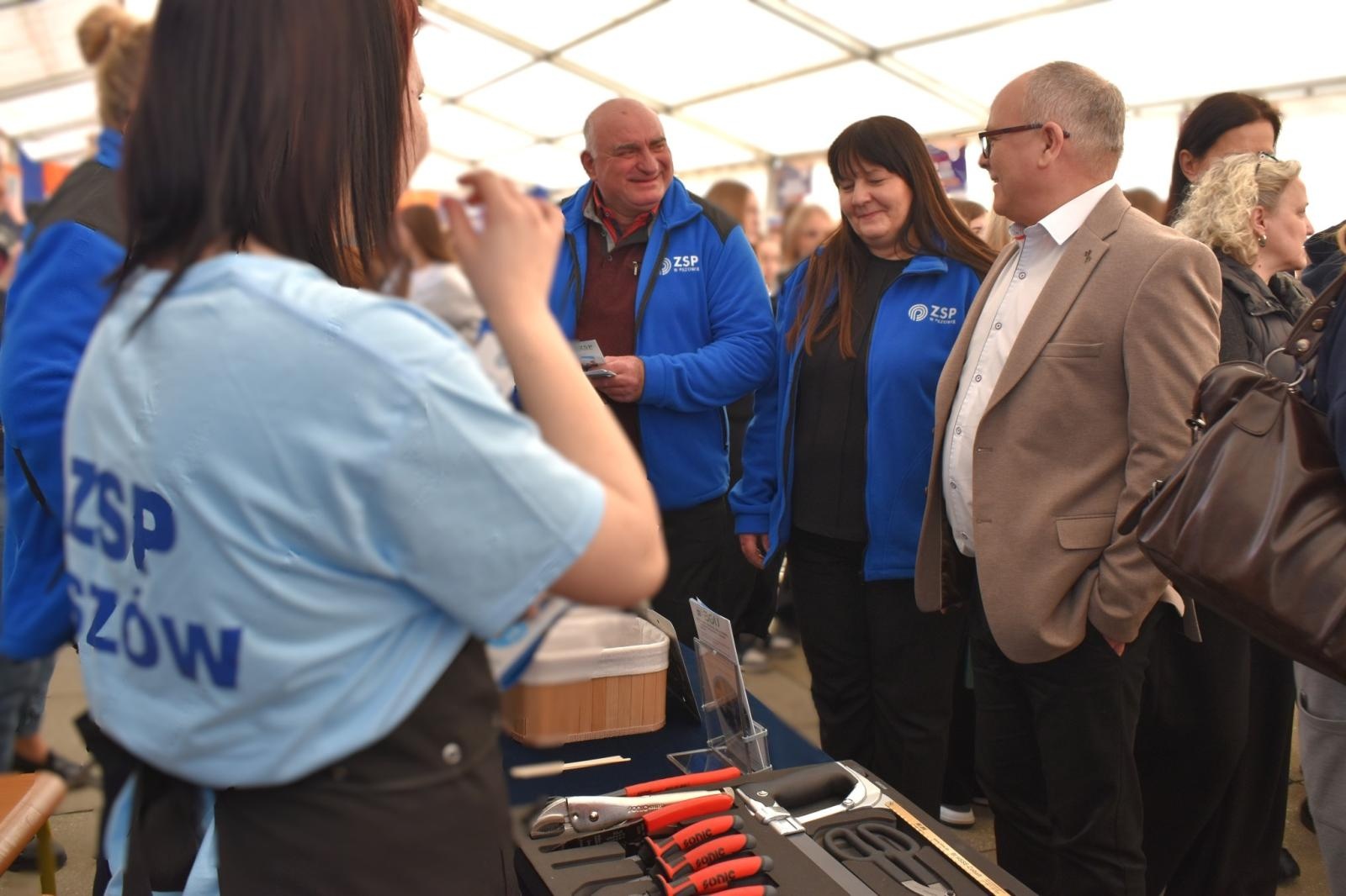 Zdjęcie w galerii na portalu naszwodzislaw.com: Pierwszy krok ku przyszłości. Powiatowe Targi Edukacyjne na wodzisławskim Rynku [FOTO] wiadomości z regionu