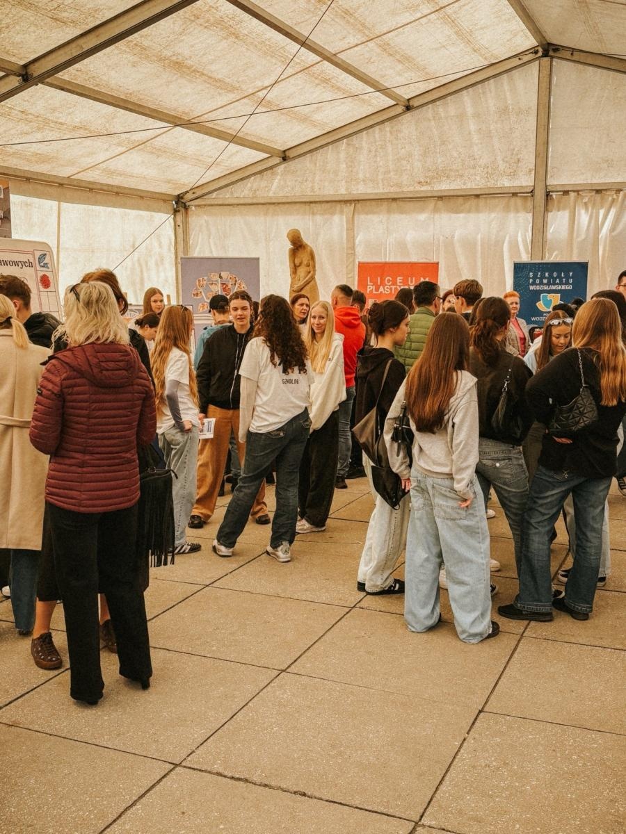 Zdjęcie w galerii na portalu naszwodzislaw.com: Pierwszy krok ku przyszłości. Powiatowe Targi Edukacyjne na wodzisławskim Rynku [FOTO] wiadomości z regionu