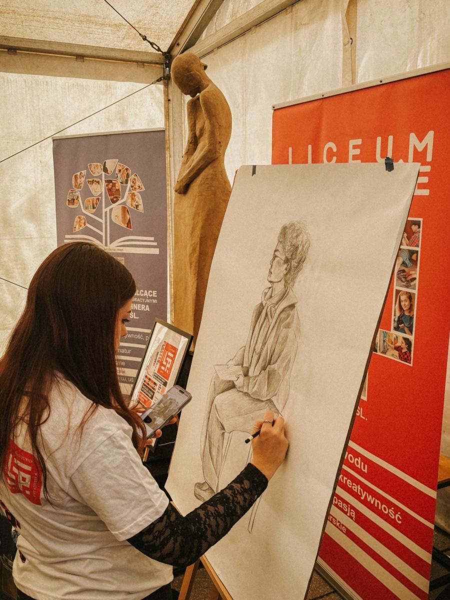 Zdjęcie w galerii na portalu naszwodzislaw.com: Pierwszy krok ku przyszłości. Powiatowe Targi Edukacyjne na wodzisławskim Rynku [FOTO] wiadomości z regionu