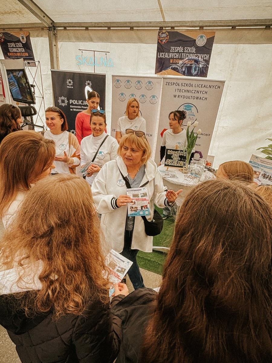 Zdjęcie w galerii na portalu naszwodzislaw.com: Pierwszy krok ku przyszłości. Powiatowe Targi Edukacyjne na wodzisławskim Rynku [FOTO] wiadomości z regionu