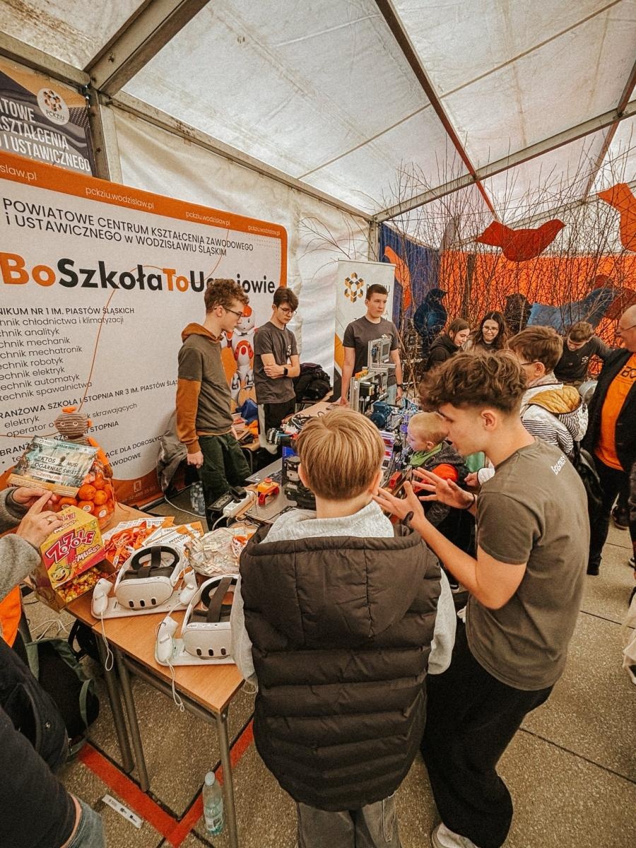 Zdjęcie w galerii na portalu naszwodzislaw.com: Pierwszy krok ku przyszłości. Powiatowe Targi Edukacyjne na wodzisławskim Rynku [FOTO] wiadomości z regionu