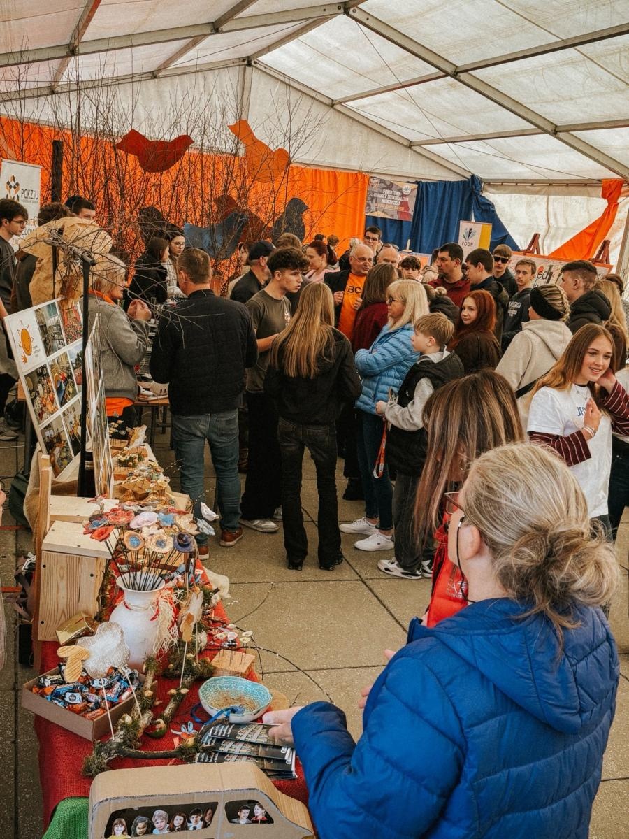 Zdjęcie w galerii na portalu naszwodzislaw.com: Pierwszy krok ku przyszłości. Powiatowe Targi Edukacyjne na wodzisławskim Rynku [FOTO] wiadomości z regionu