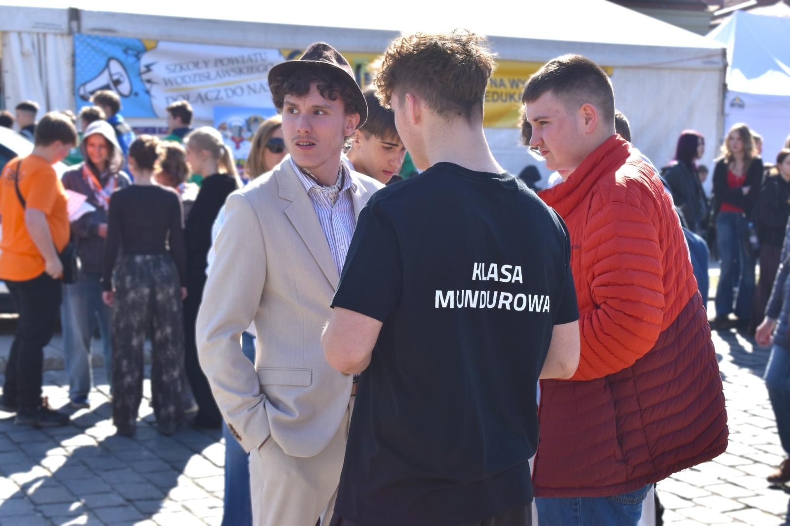 Zdjęcie w galerii na portalu naszwodzislaw.com: Pierwszy krok ku przyszłości. Powiatowe Targi Edukacyjne na wodzisławskim Rynku [FOTO] wiadomości z regionu