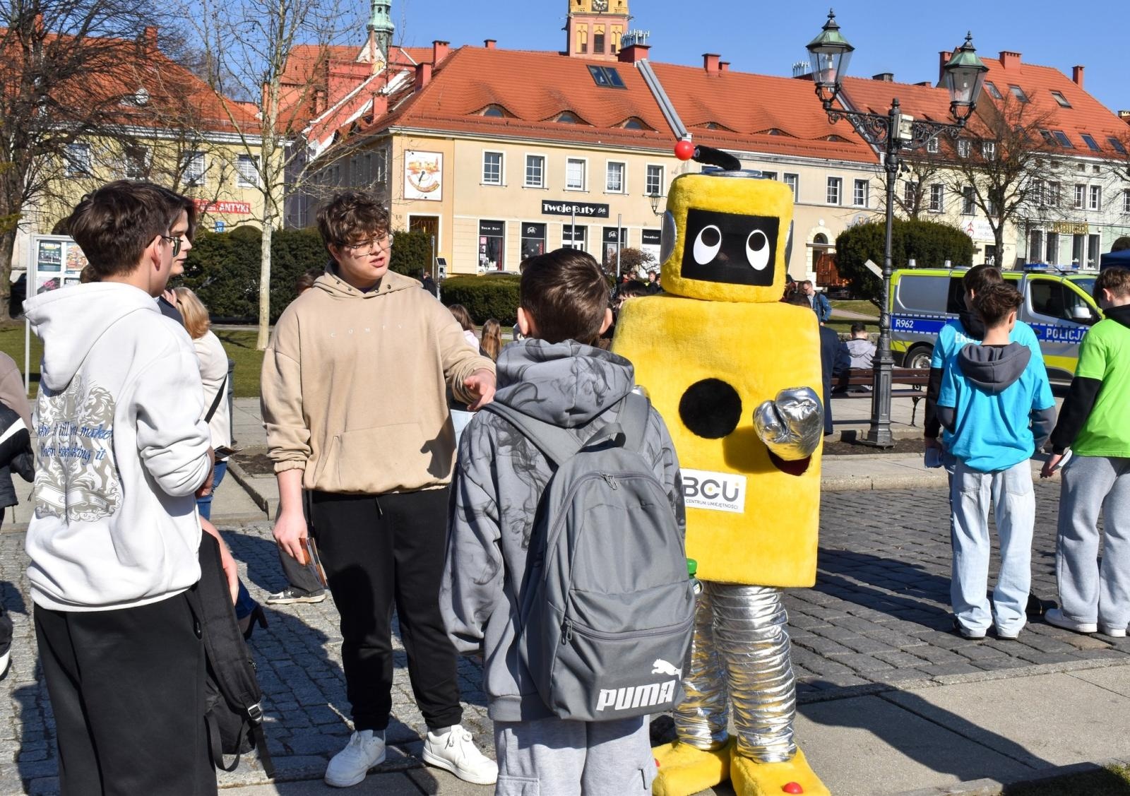 Zdjęcie w galerii na portalu naszwodzislaw.com: Pierwszy krok ku przyszłości. Powiatowe Targi Edukacyjne na wodzisławskim Rynku [FOTO] wiadomości z regionu