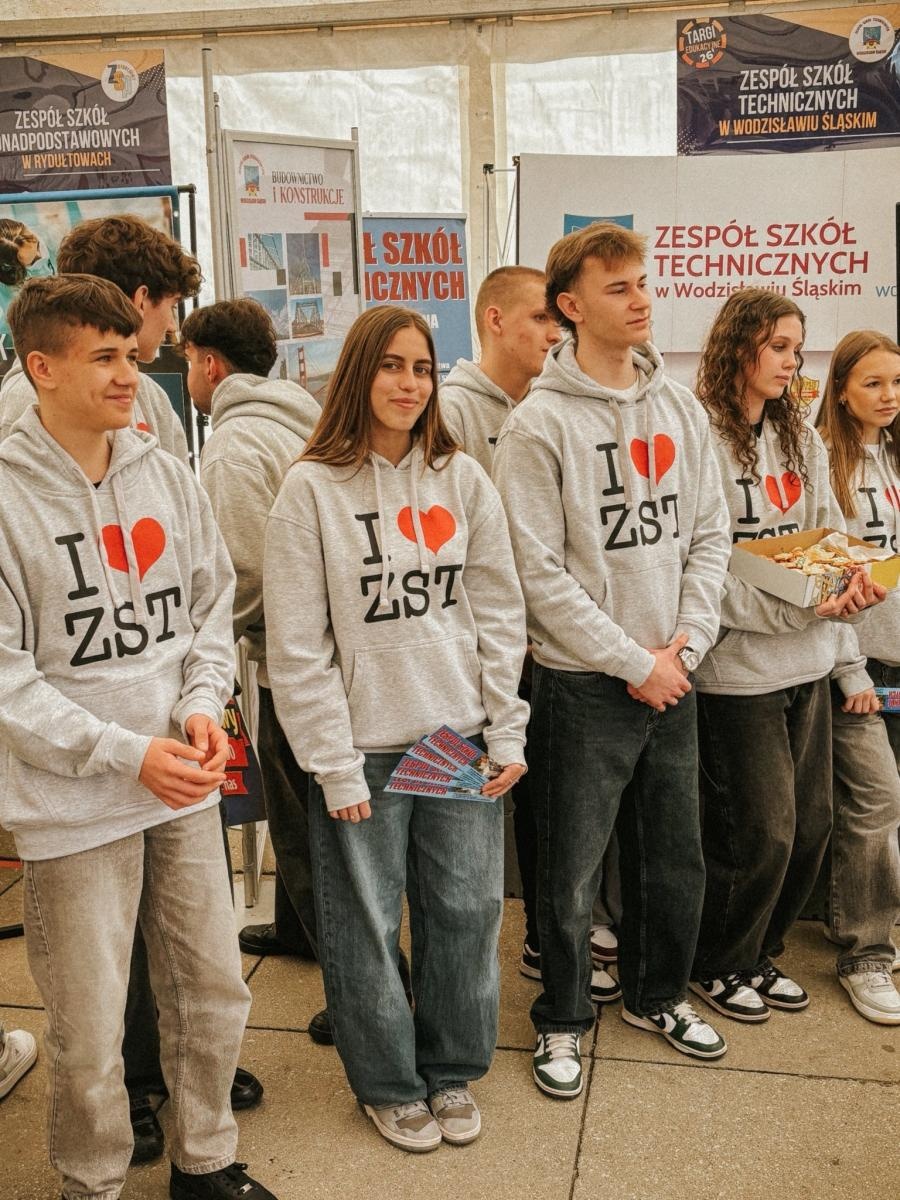 Zdjęcie w galerii na portalu naszwodzislaw.com: Pierwszy krok ku przyszłości. Powiatowe Targi Edukacyjne na wodzisławskim Rynku [FOTO] wiadomości z regionu