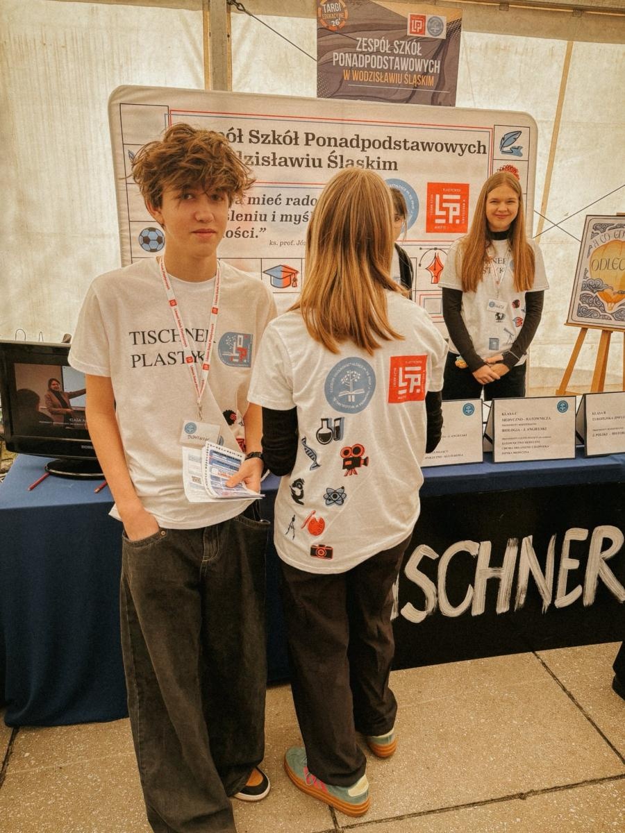 Zdjęcie w galerii na portalu naszwodzislaw.com: Pierwszy krok ku przyszłości. Powiatowe Targi Edukacyjne na wodzisławskim Rynku [FOTO] wiadomości z regionu