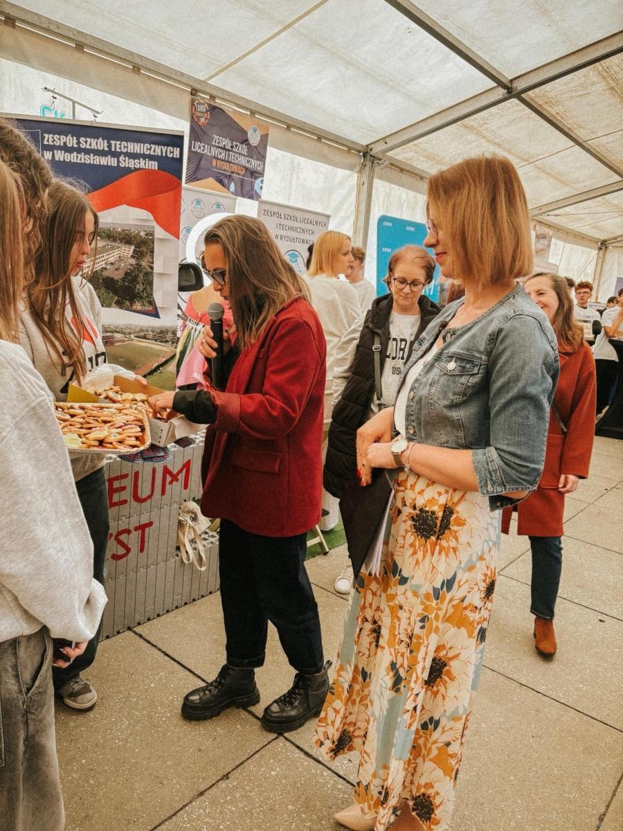 Zdjęcie w galerii na portalu naszwodzislaw.com: Pierwszy krok ku przyszłości. Powiatowe Targi Edukacyjne na wodzisławskim Rynku [FOTO] wiadomości z regionu