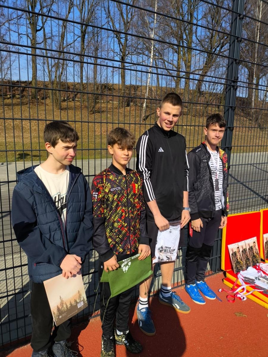 Zdjęcie w galerii na portalu naszwodzislaw.com: Pobiegli Tropem Wilczym. Uczniowie z Połomi i Mszany uczcili pamięć Żołnierzy Wyklętych [FOTO] wiadomości z regionu