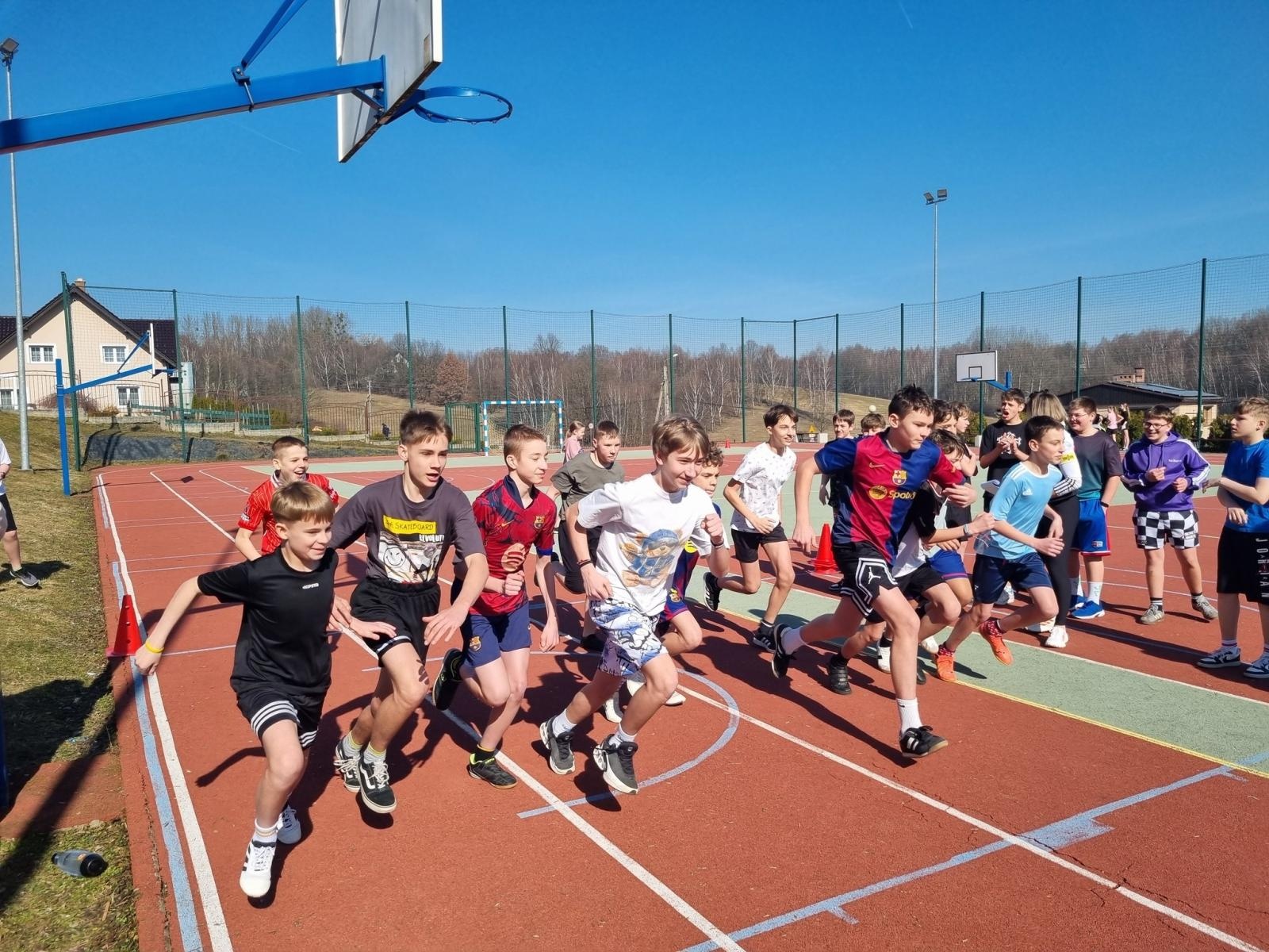 Zdjęcie w galerii na portalu naszwodzislaw.com: Pobiegli Tropem Wilczym. Uczniowie z Połomi i Mszany uczcili pamięć Żołnierzy Wyklętych [FOTO] wiadomości z regionu