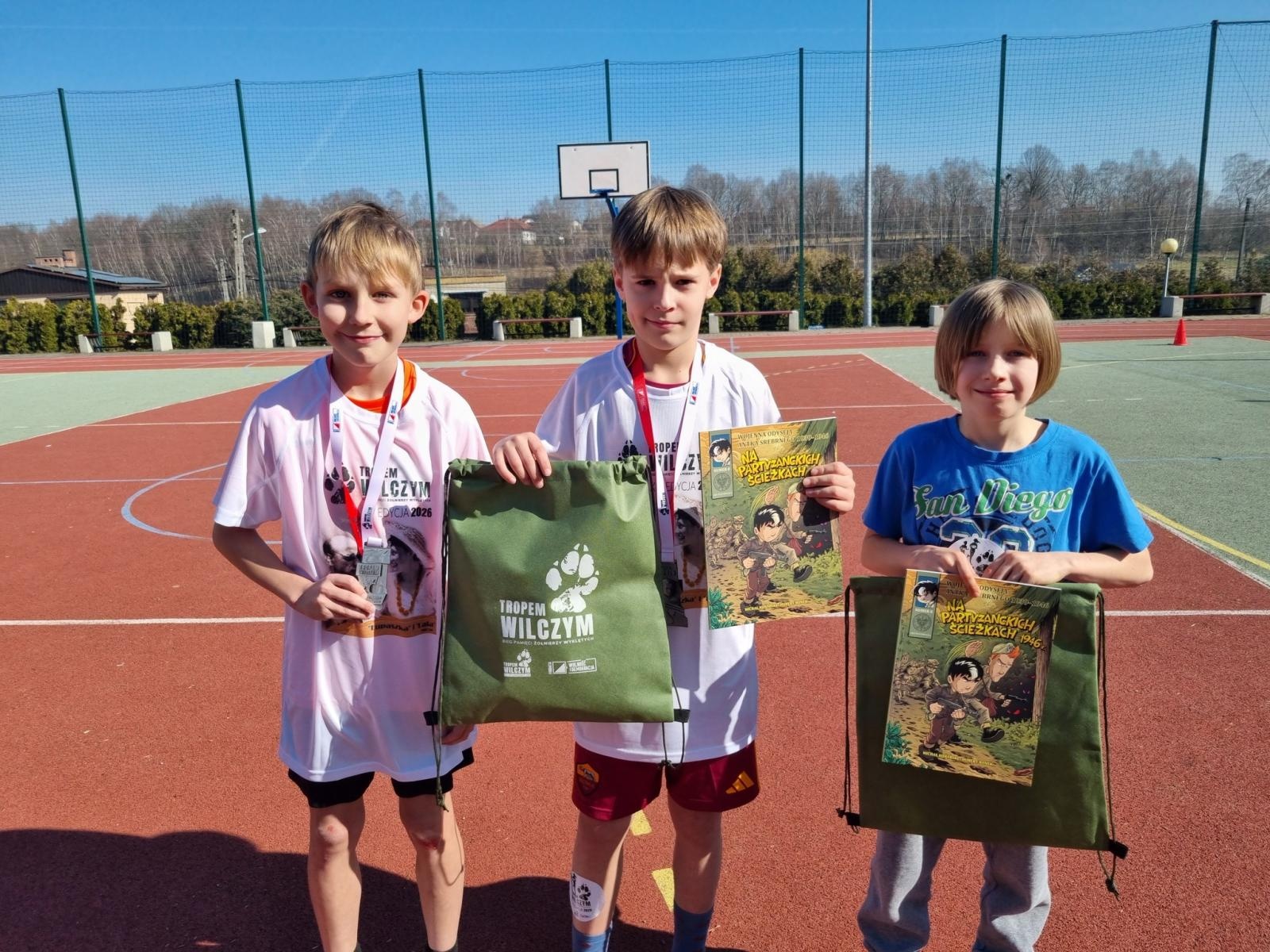 Zdjęcie w galerii na portalu naszwodzislaw.com: Pobiegli Tropem Wilczym. Uczniowie z Połomi i Mszany uczcili pamięć Żołnierzy Wyklętych [FOTO] wiadomości z regionu