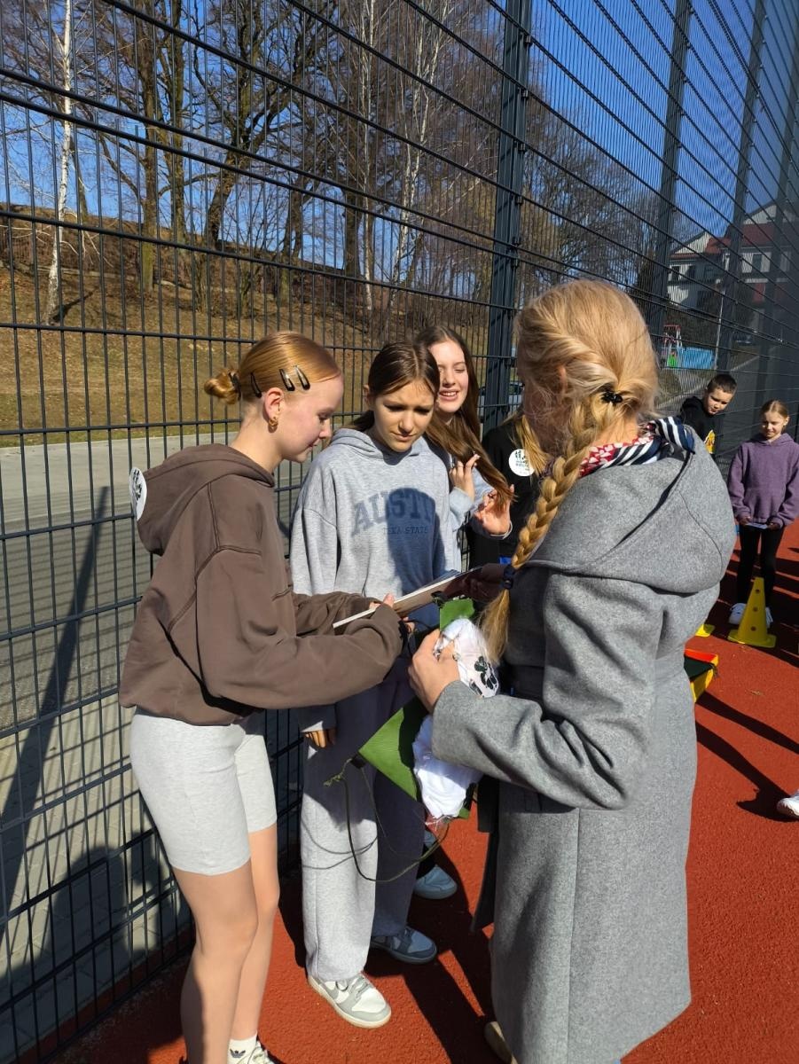 Zdjęcie w galerii na portalu naszwodzislaw.com: Pobiegli Tropem Wilczym. Uczniowie z Połomi i Mszany uczcili pamięć Żołnierzy Wyklętych [FOTO] wiadomości z regionu