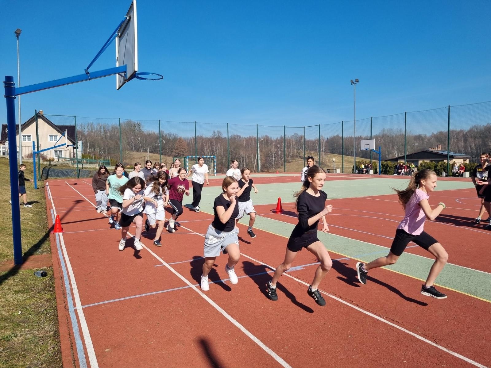 Zdjęcie w galerii na portalu naszwodzislaw.com: Pobiegli Tropem Wilczym. Uczniowie z Połomi i Mszany uczcili pamięć Żołnierzy Wyklętych [FOTO] wiadomości z regionu