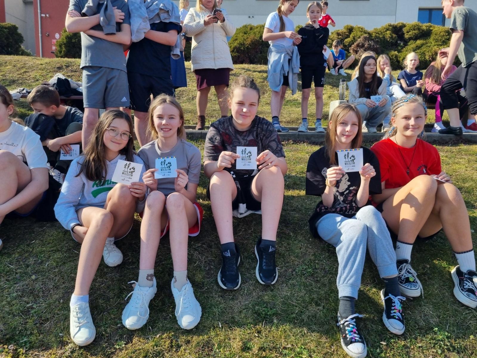 Zdjęcie w galerii na portalu naszwodzislaw.com: Pobiegli Tropem Wilczym. Uczniowie z Połomi i Mszany uczcili pamięć Żołnierzy Wyklętych [FOTO] wiadomości z regionu