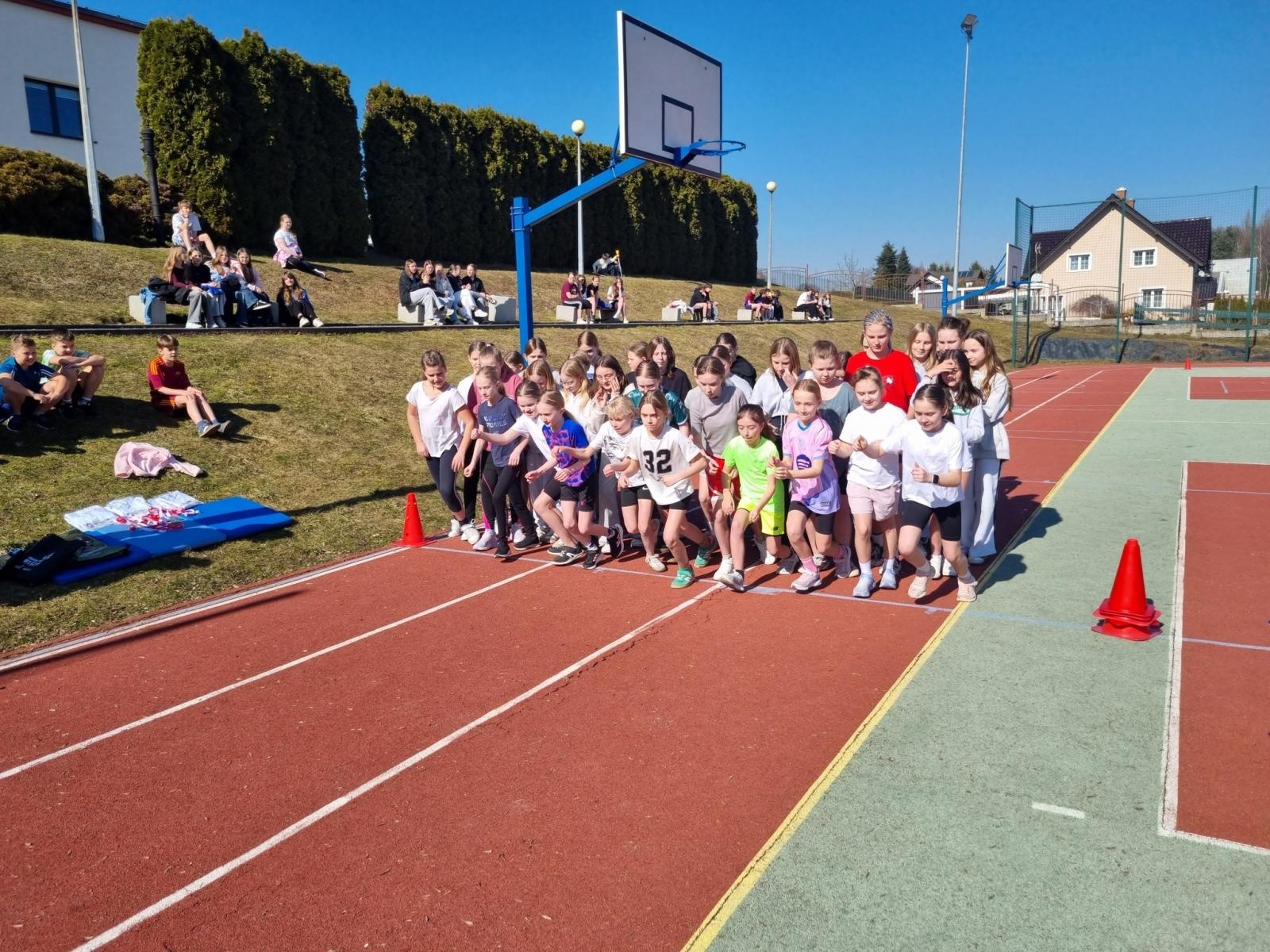 Zdjęcie w galerii na portalu naszwodzislaw.com: Pobiegli Tropem Wilczym. Uczniowie z Połomi i Mszany uczcili pamięć Żołnierzy Wyklętych [FOTO] wiadomości z regionu