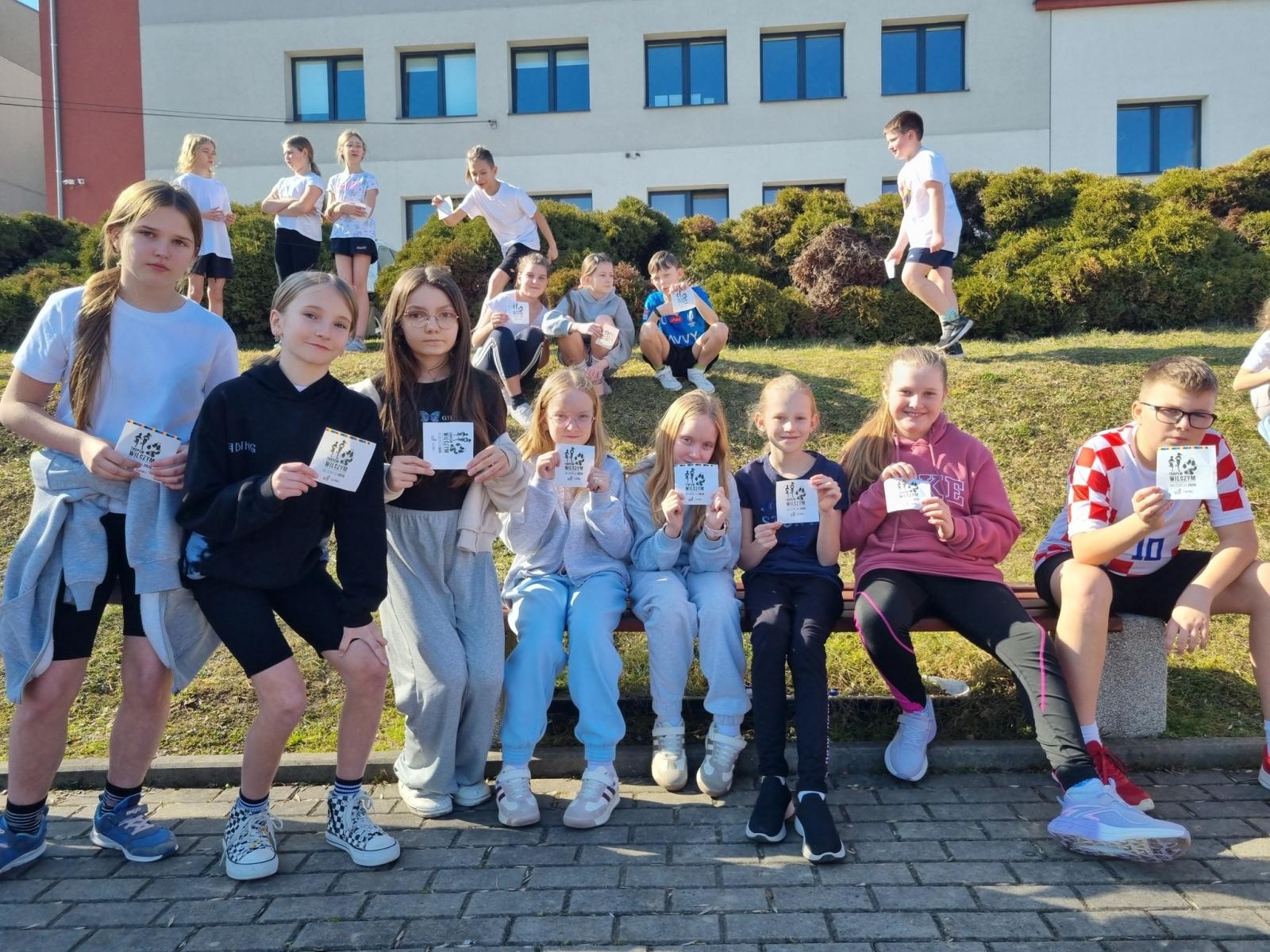 Zdjęcie w galerii na portalu naszwodzislaw.com: Pobiegli Tropem Wilczym. Uczniowie z Połomi i Mszany uczcili pamięć Żołnierzy Wyklętych [FOTO] wiadomości z regionu