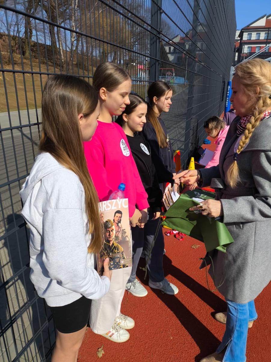 Zdjęcie w galerii na portalu naszwodzislaw.com: Pobiegli Tropem Wilczym. Uczniowie z Połomi i Mszany uczcili pamięć Żołnierzy Wyklętych [FOTO] wiadomości z regionu