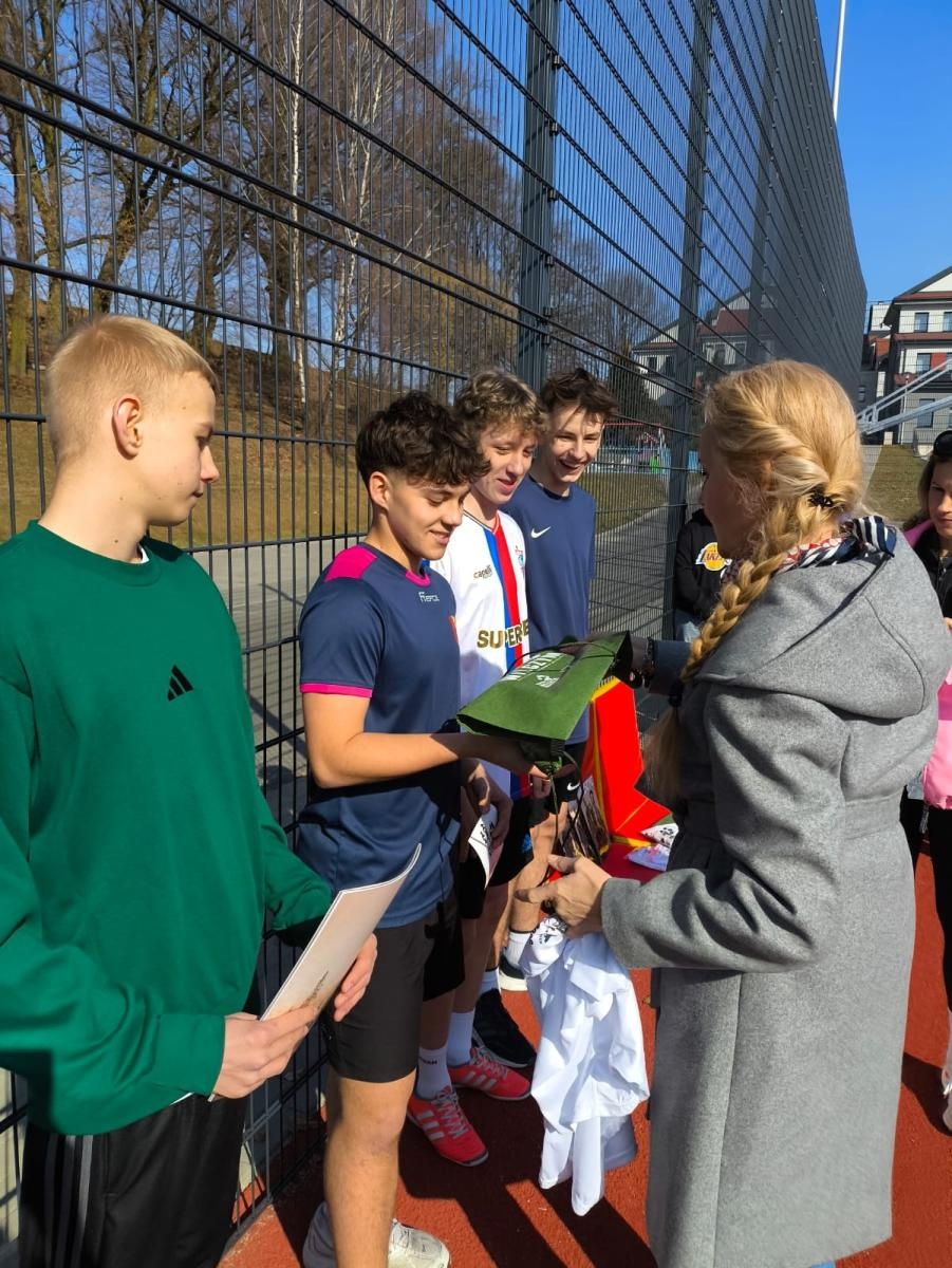 Zdjęcie w galerii na portalu naszwodzislaw.com: Pobiegli Tropem Wilczym. Uczniowie z Połomi i Mszany uczcili pamięć Żołnierzy Wyklętych [FOTO] wiadomości z regionu