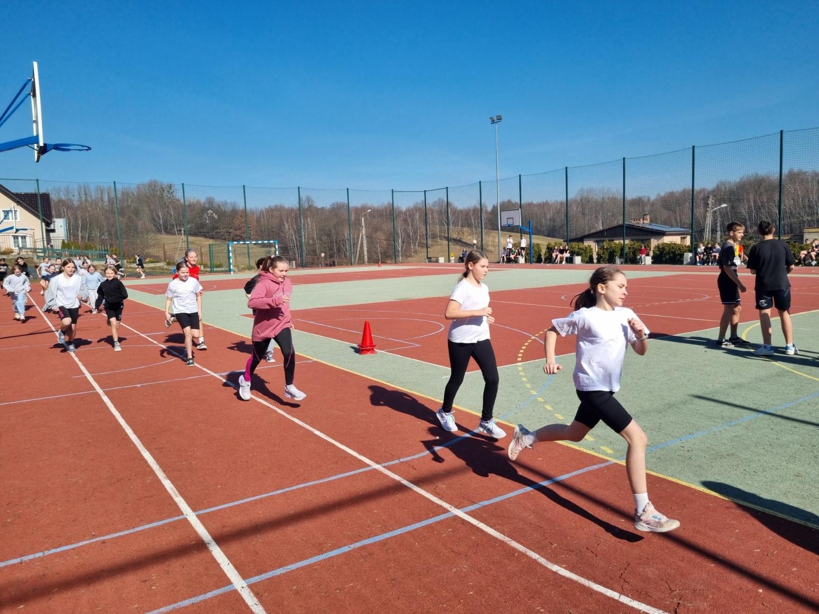 Zdjęcie w galerii na portalu naszwodzislaw.com: Pobiegli Tropem Wilczym. Uczniowie z Połomi i Mszany uczcili pamięć Żołnierzy Wyklętych [FOTO] wiadomości z regionu