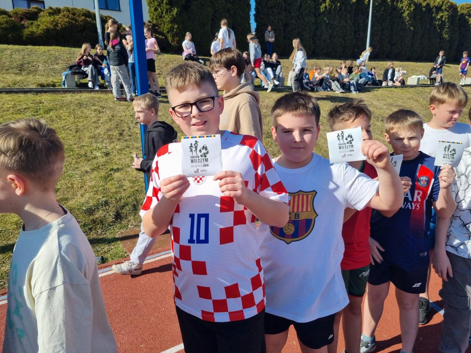 Zdjęcie w galerii na portalu naszwodzislaw.com: Pobiegli Tropem Wilczym. Uczniowie z Połomi i Mszany uczcili pamięć Żołnierzy Wyklętych [FOTO] wiadomości z regionu