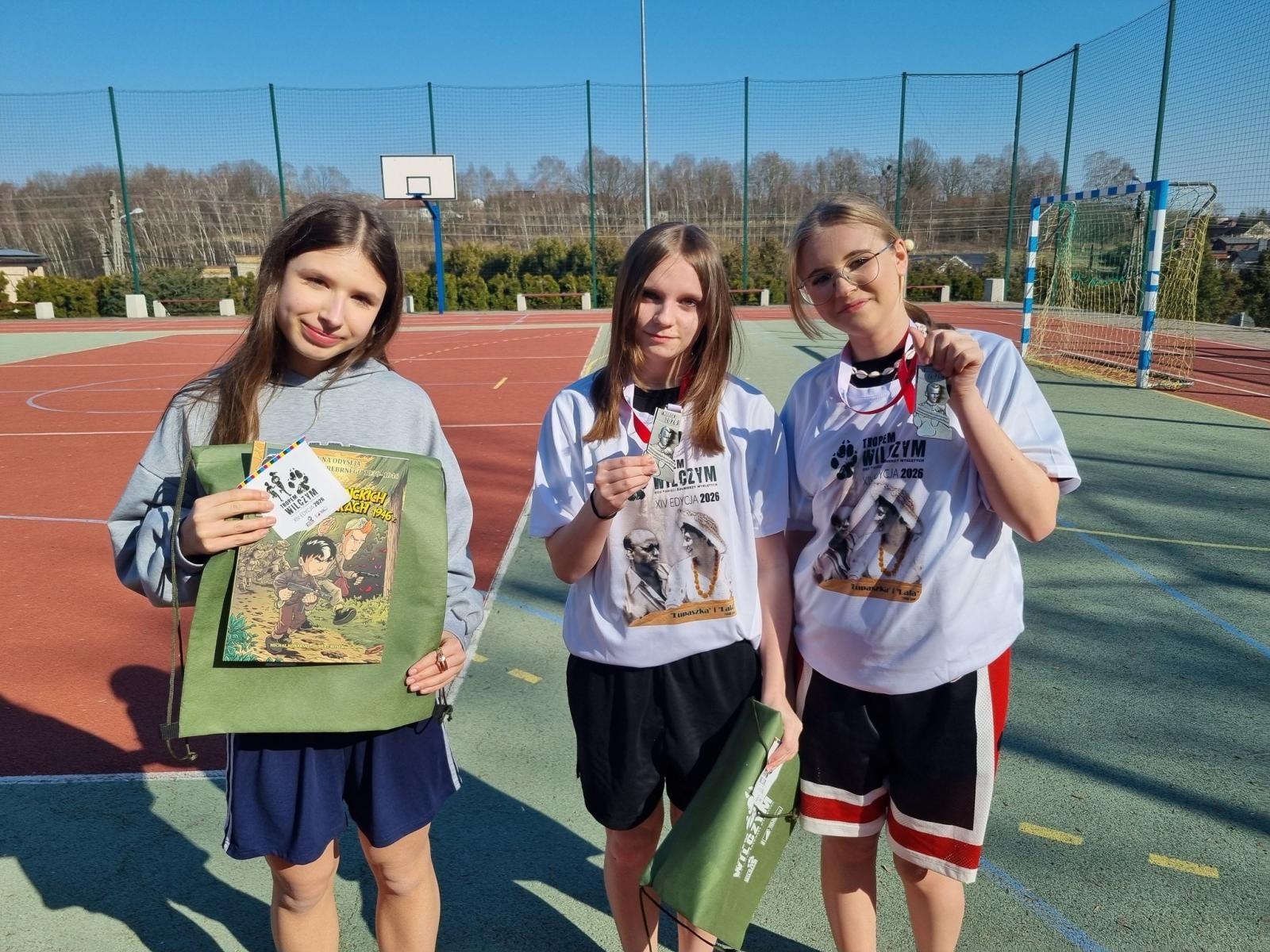 Zdjęcie w galerii na portalu naszwodzislaw.com: Pobiegli Tropem Wilczym. Uczniowie z Połomi i Mszany uczcili pamięć Żołnierzy Wyklętych [FOTO] wiadomości z regionu