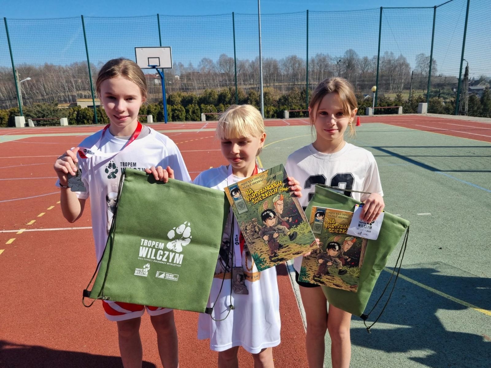 Zdjęcie w galerii na portalu naszwodzislaw.com: Pobiegli Tropem Wilczym. Uczniowie z Połomi i Mszany uczcili pamięć Żołnierzy Wyklętych [FOTO] wiadomości z regionu