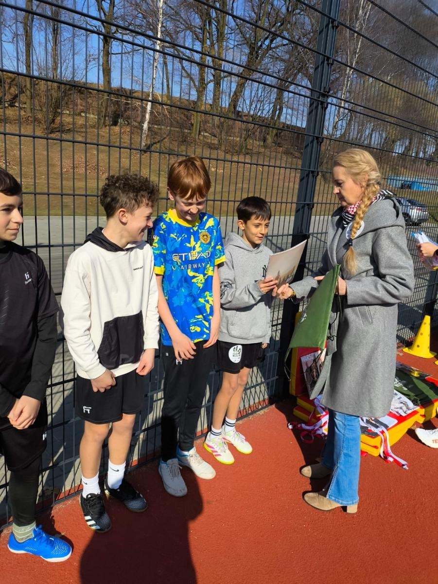 Zdjęcie w galerii na portalu naszwodzislaw.com: Pobiegli Tropem Wilczym. Uczniowie z Połomi i Mszany uczcili pamięć Żołnierzy Wyklętych [FOTO] wiadomości z regionu