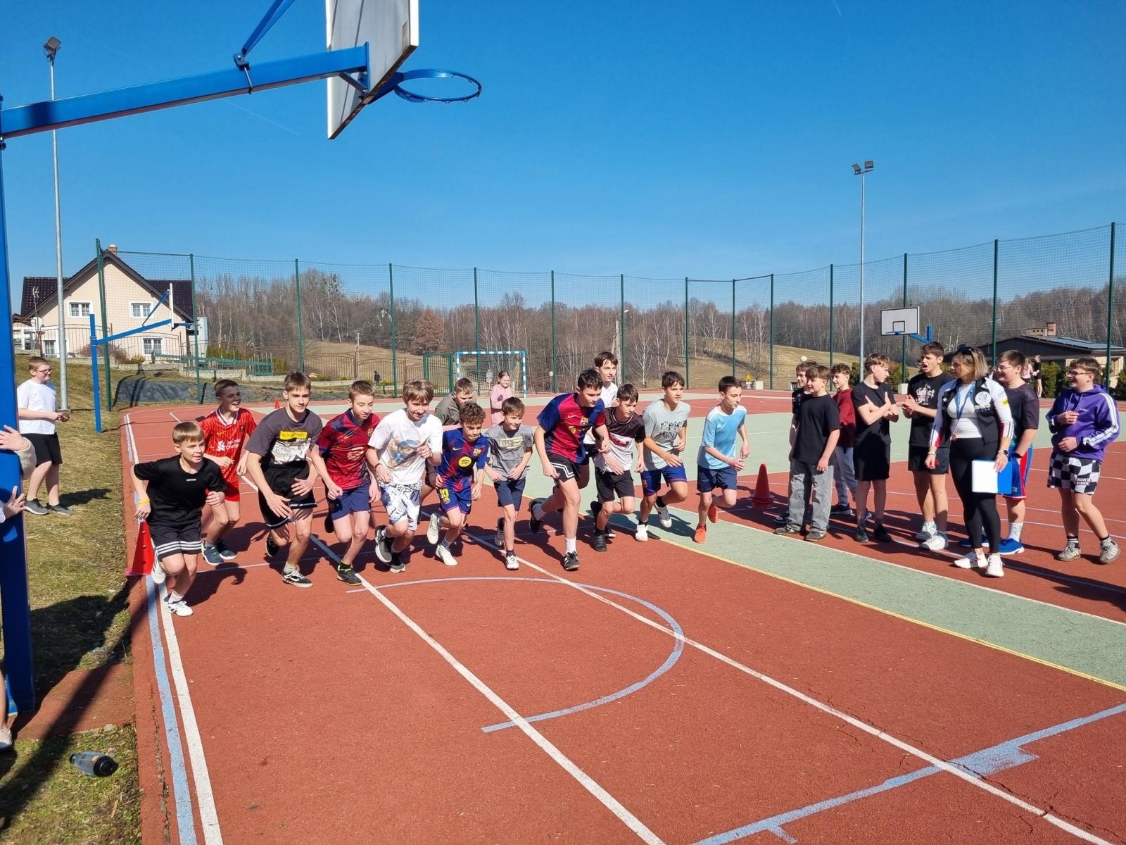 Zdjęcie w galerii na portalu naszwodzislaw.com: Pobiegli Tropem Wilczym. Uczniowie z Połomi i Mszany uczcili pamięć Żołnierzy Wyklętych [FOTO] wiadomości z regionu