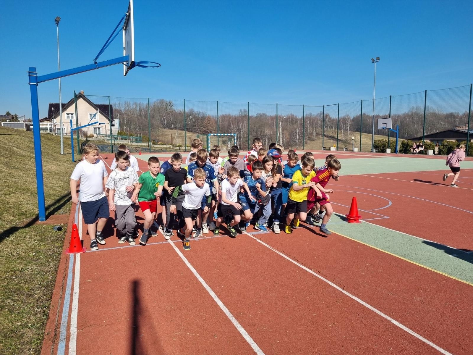 Zdjęcie w galerii na portalu naszwodzislaw.com: Pobiegli Tropem Wilczym. Uczniowie z Połomi i Mszany uczcili pamięć Żołnierzy Wyklętych [FOTO] wiadomości z regionu