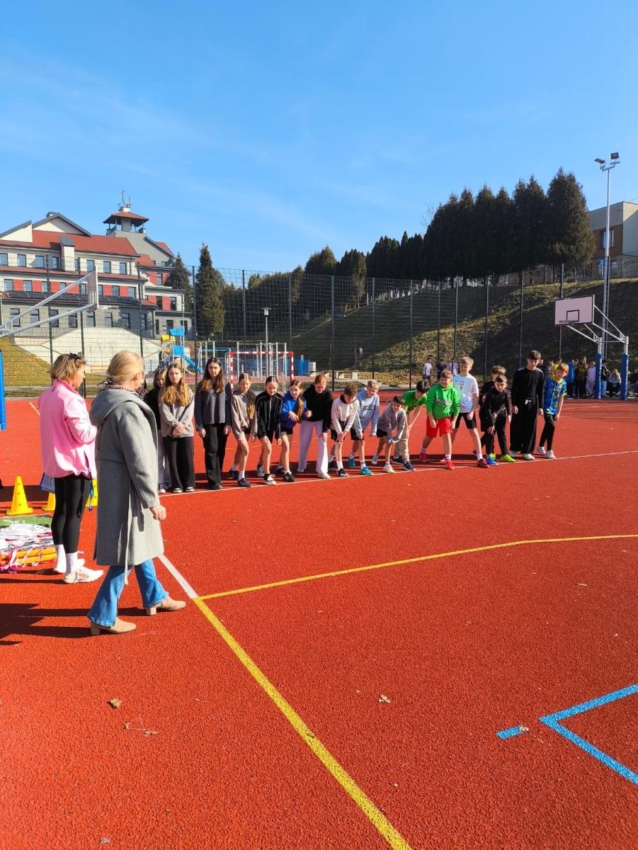 Zdjęcie w galerii na portalu naszwodzislaw.com: Pobiegli Tropem Wilczym. Uczniowie z Połomi i Mszany uczcili pamięć Żołnierzy Wyklętych [FOTO] wiadomości z regionu