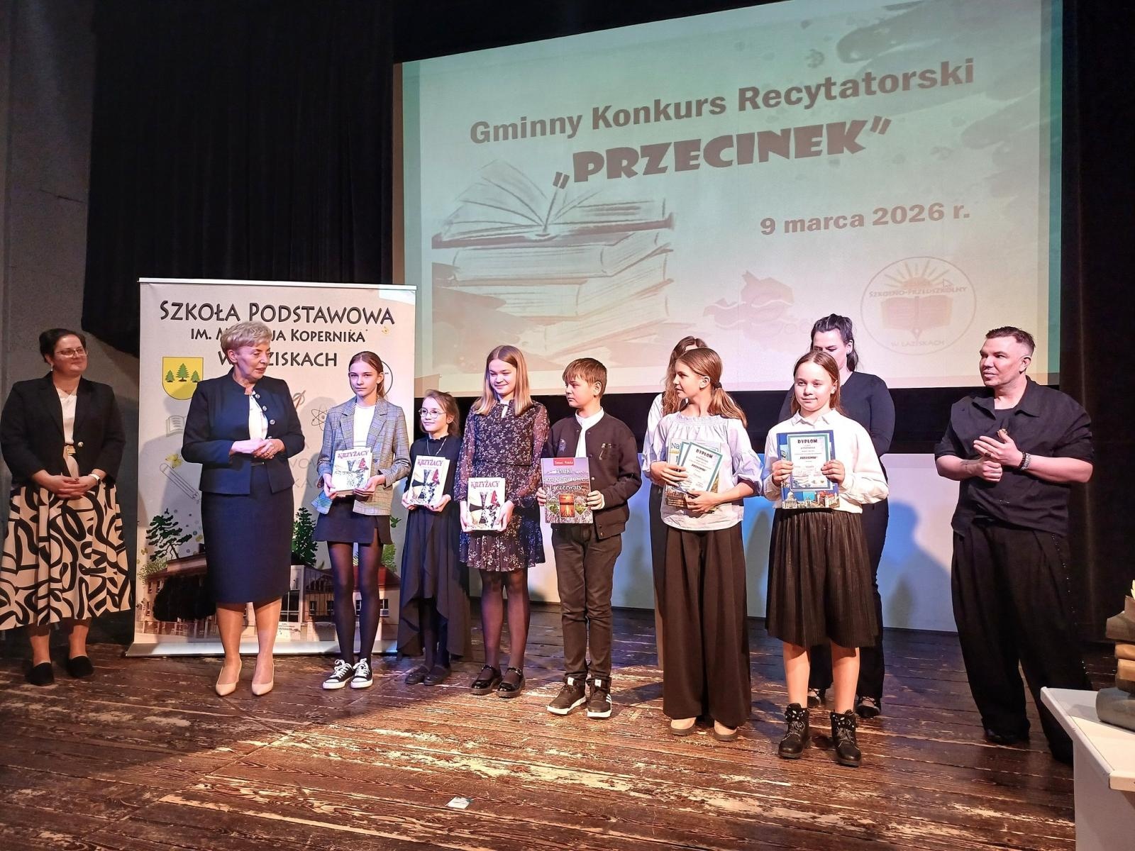 Zdjęcie w galerii na portalu naszwodzislaw.com: Sceniczne zmagania z poezją i prozą wyłoniły recytatorskie talenty wiadomości z regionu