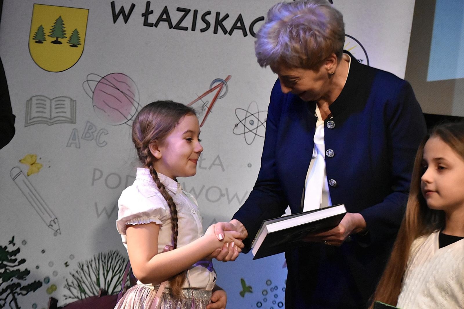 Zdjęcie w galerii na portalu naszwodzislaw.com: Sceniczne zmagania z poezją i prozą wyłoniły recytatorskie talenty wiadomości z regionu