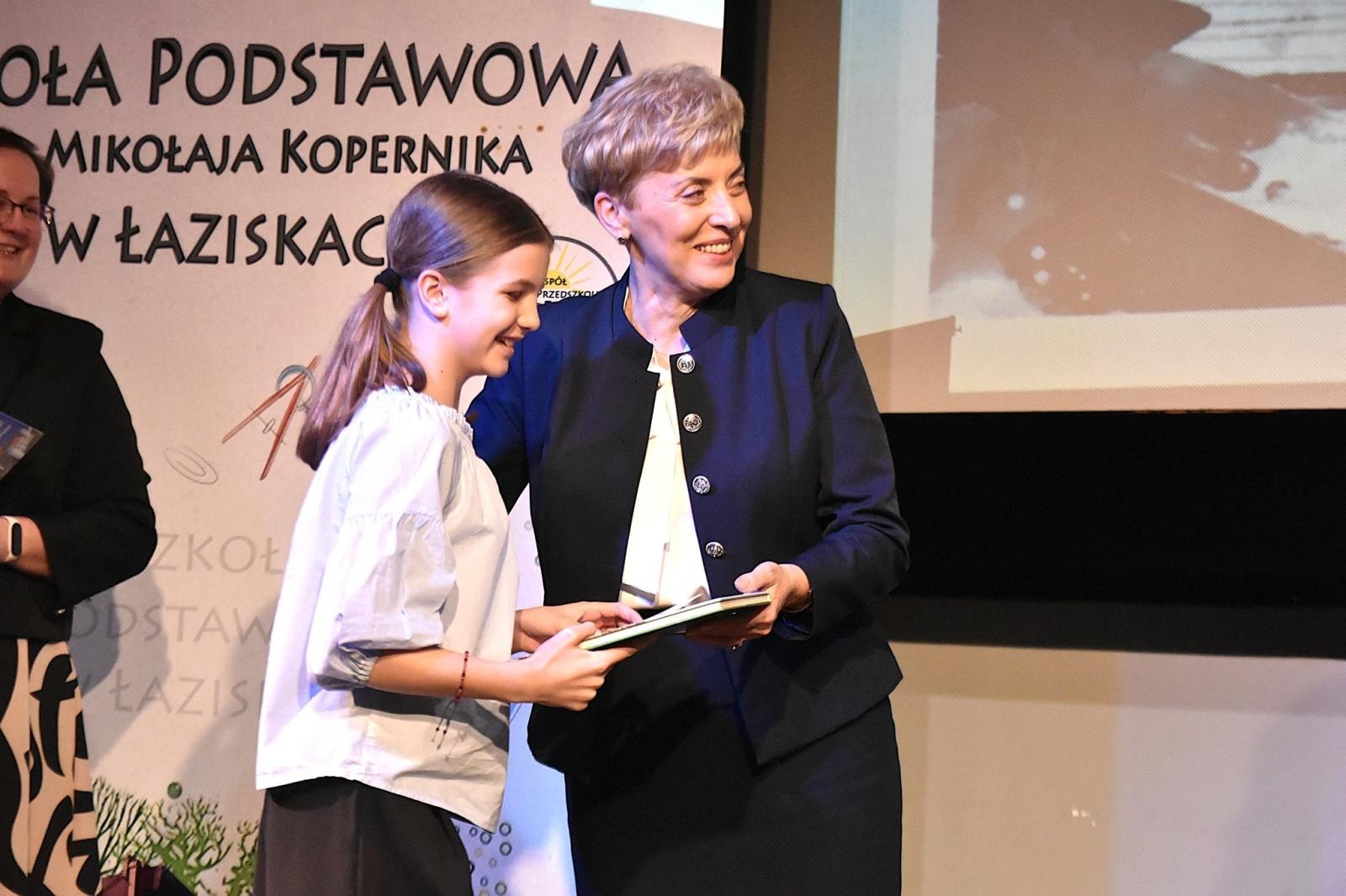 Zdjęcie w galerii na portalu naszwodzislaw.com: Sceniczne zmagania z poezją i prozą wyłoniły recytatorskie talenty wiadomości z regionu