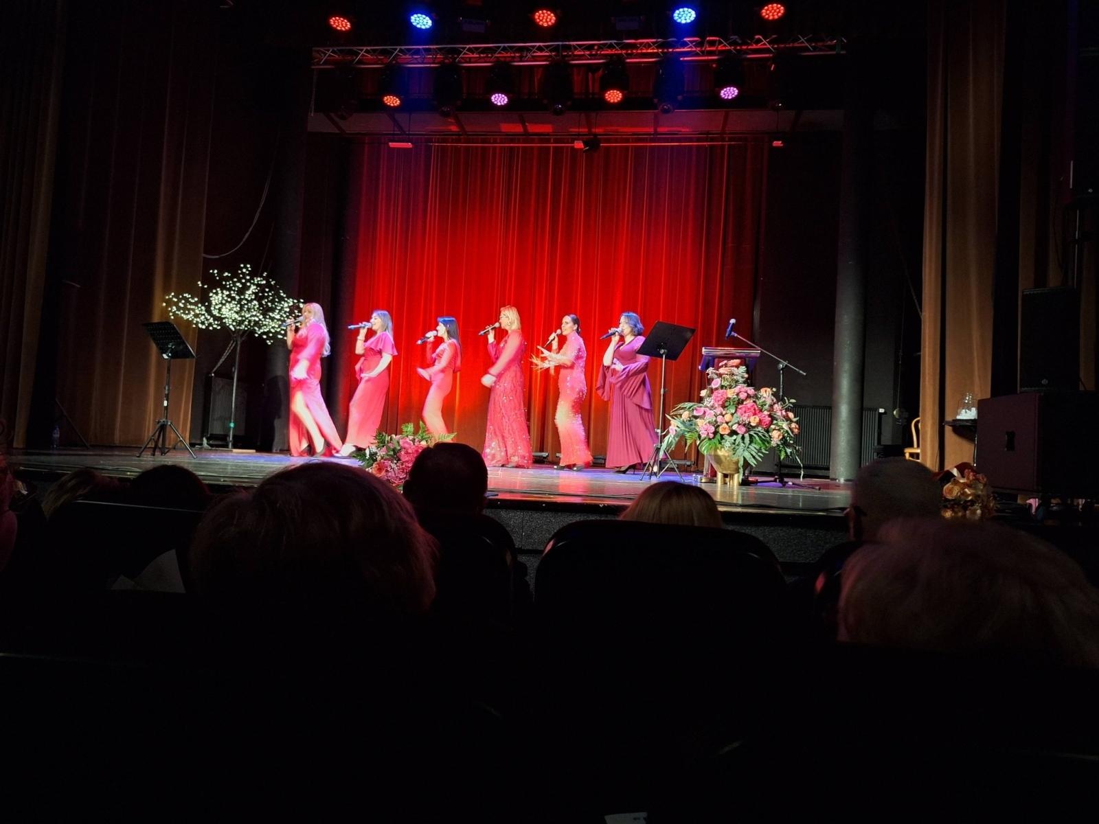 Zdjęcie w galerii na portalu naszwodzislaw.com: Złote Odznaki dla mieszkanek Gminy Mszana. Wyróżnienia dla kobiet zaangażowanych w kulturę i media wiadomości z regionu