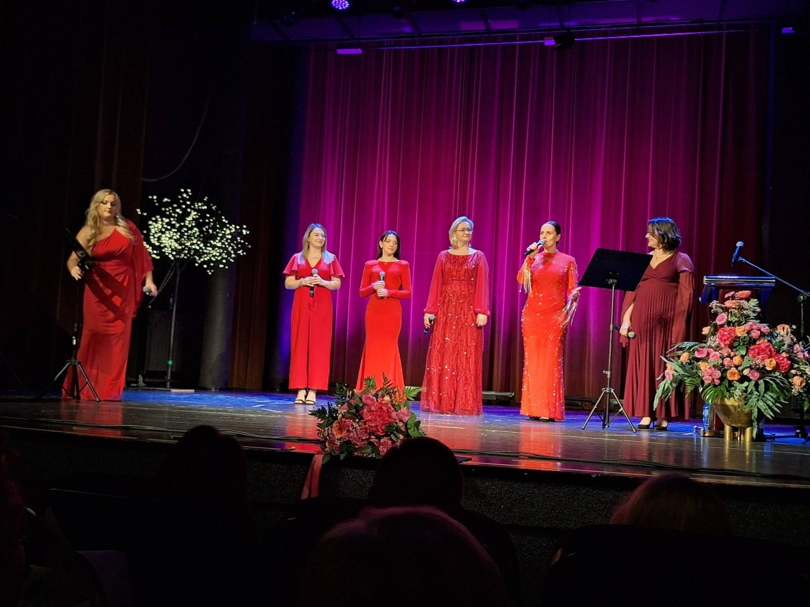 Zdjęcie w galerii na portalu naszwodzislaw.com: Złote Odznaki dla mieszkanek Gminy Mszana. Wyróżnienia dla kobiet zaangażowanych w kulturę i media wiadomości z regionu