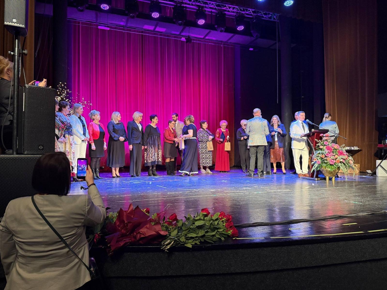 Zdjęcie w galerii na portalu naszwodzislaw.com: Złote Odznaki dla mieszkanek Gminy Mszana. Wyróżnienia dla kobiet zaangażowanych w kulturę i media wiadomości z regionu