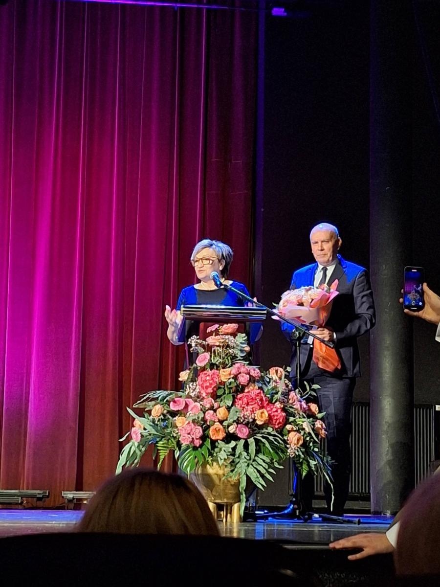 Zdjęcie w galerii na portalu naszwodzislaw.com: Złote Odznaki dla mieszkanek Gminy Mszana. Wyróżnienia dla kobiet zaangażowanych w kulturę i media wiadomości z regionu