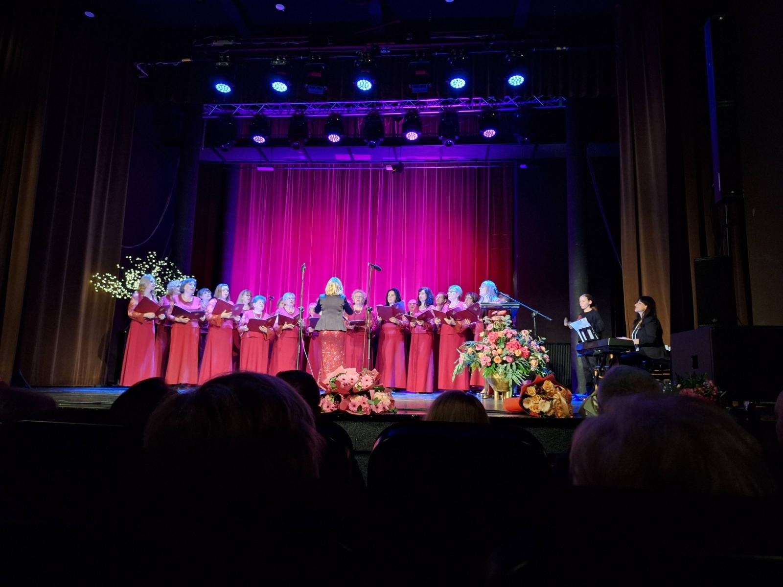 Zdjęcie w galerii na portalu naszwodzislaw.com: Złote Odznaki dla mieszkanek Gminy Mszana. Wyróżnienia dla kobiet zaangażowanych w kulturę i media wiadomości z regionu