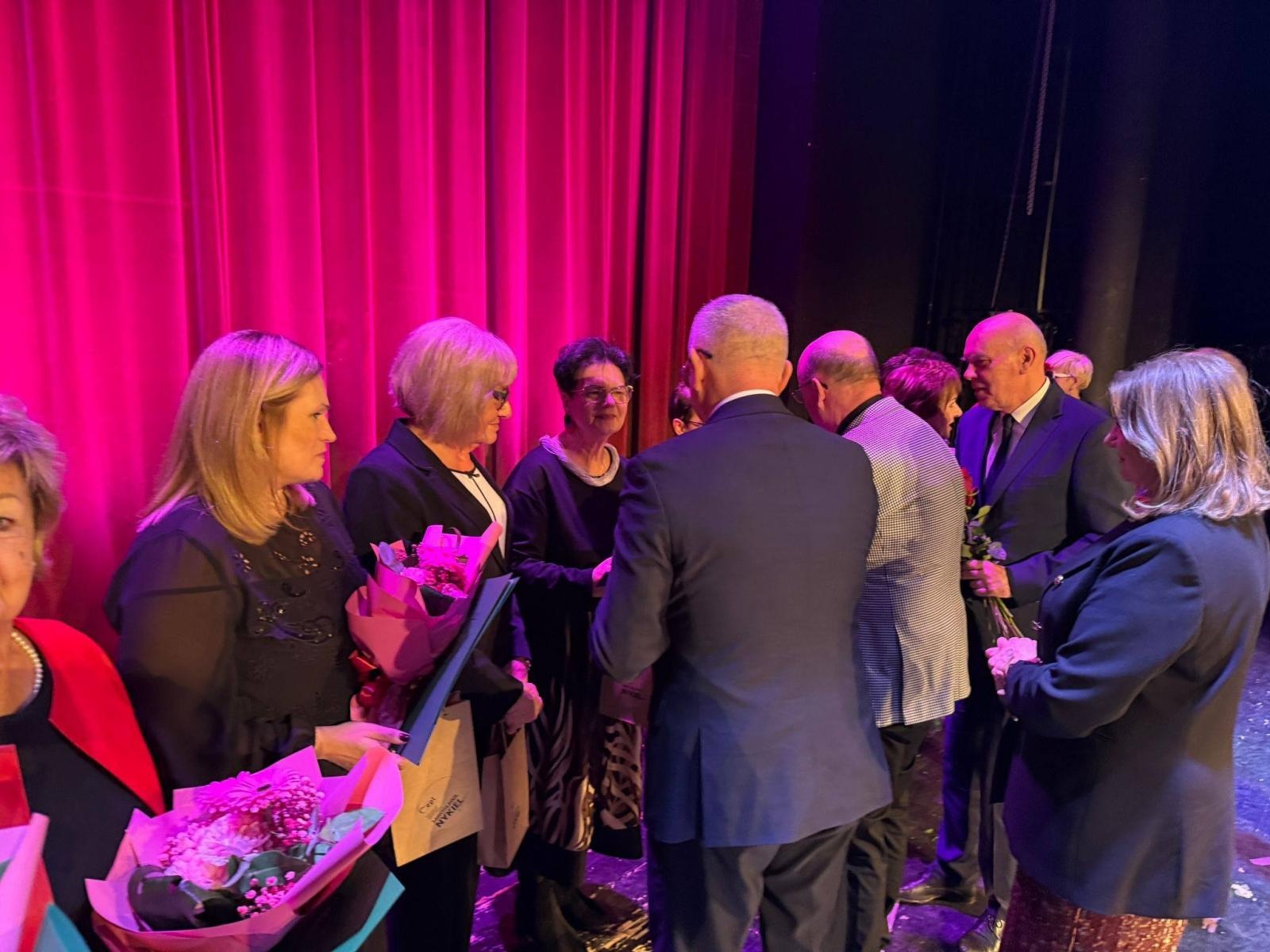 Zdjęcie w galerii na portalu naszwodzislaw.com: Złote Odznaki dla mieszkanek Gminy Mszana. Wyróżnienia dla kobiet zaangażowanych w kulturę i media wiadomości z regionu